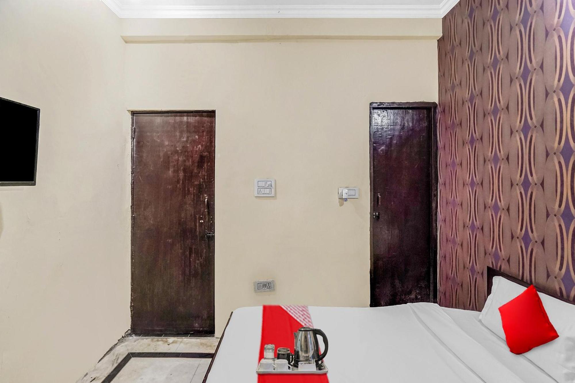Oyo Flagship 70209 Alpha One Hotel Greater Noida Buitenkant foto