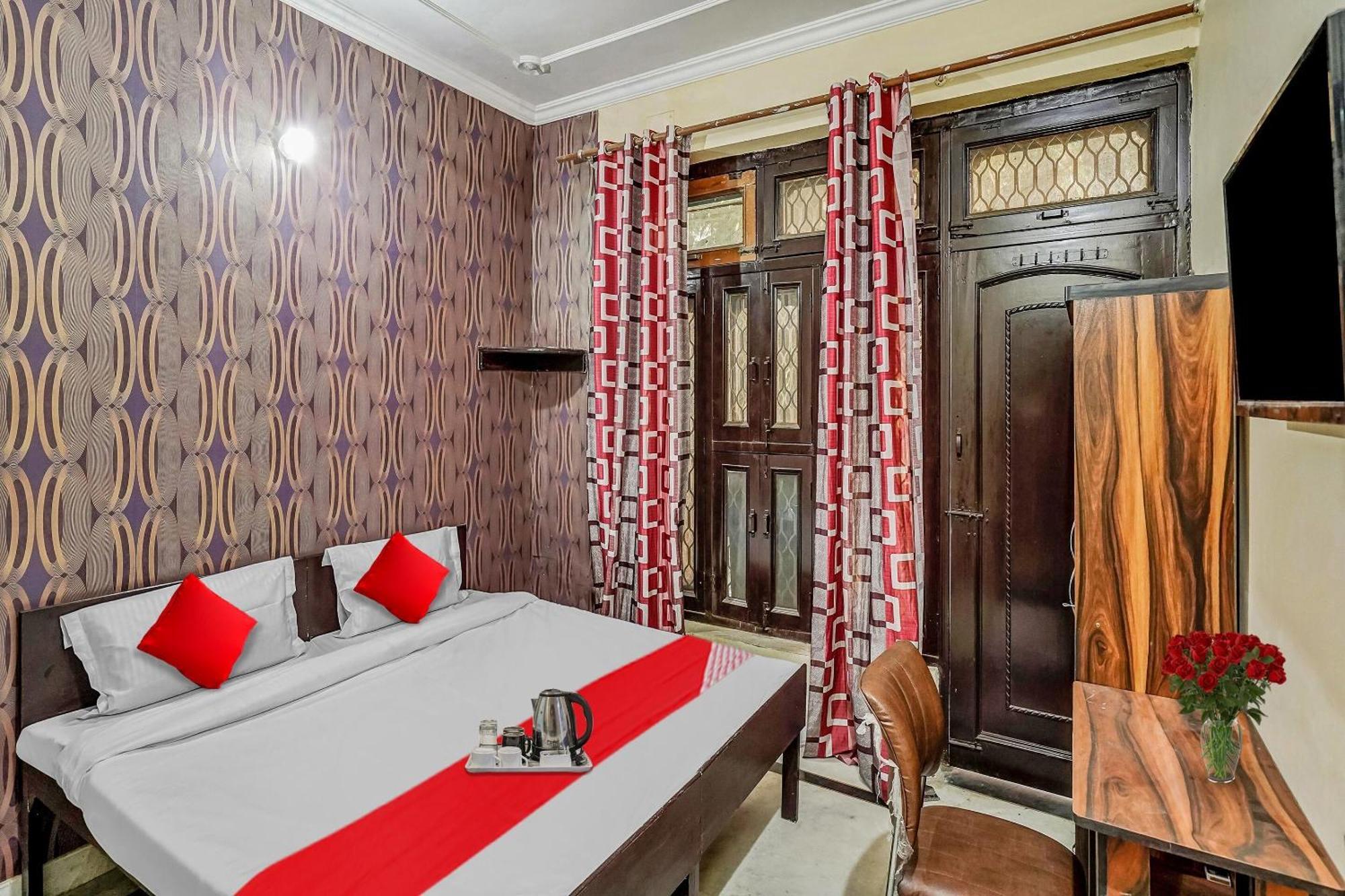 Oyo Flagship 70209 Alpha One Hotel Greater Noida Buitenkant foto