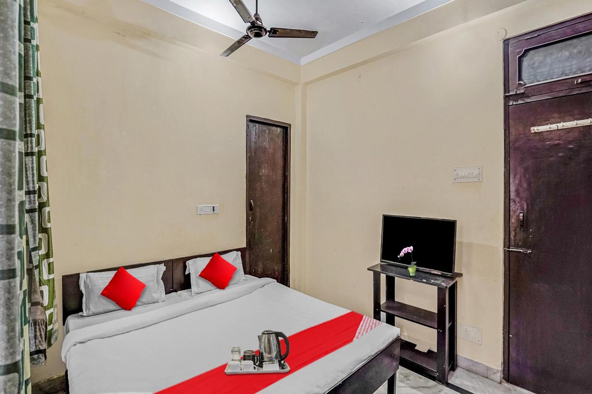 Oyo Flagship 70209 Alpha One Hotel Greater Noida Buitenkant foto